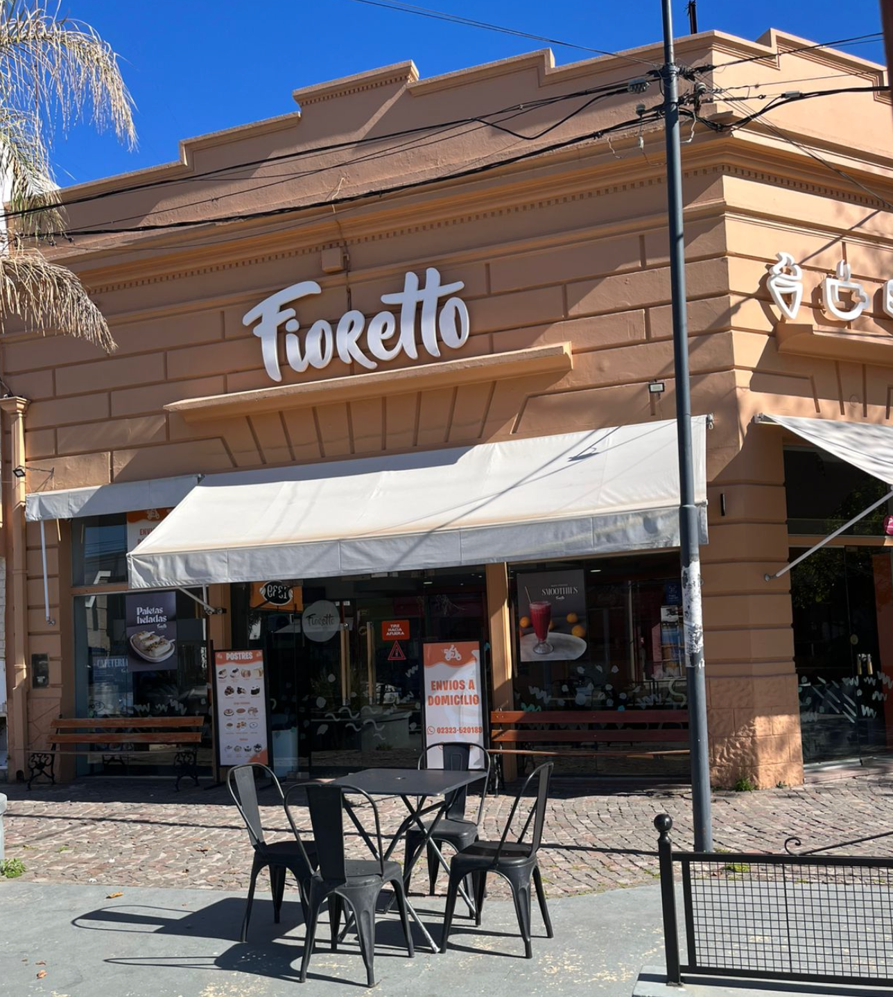 Frente heladería Alvear Luján